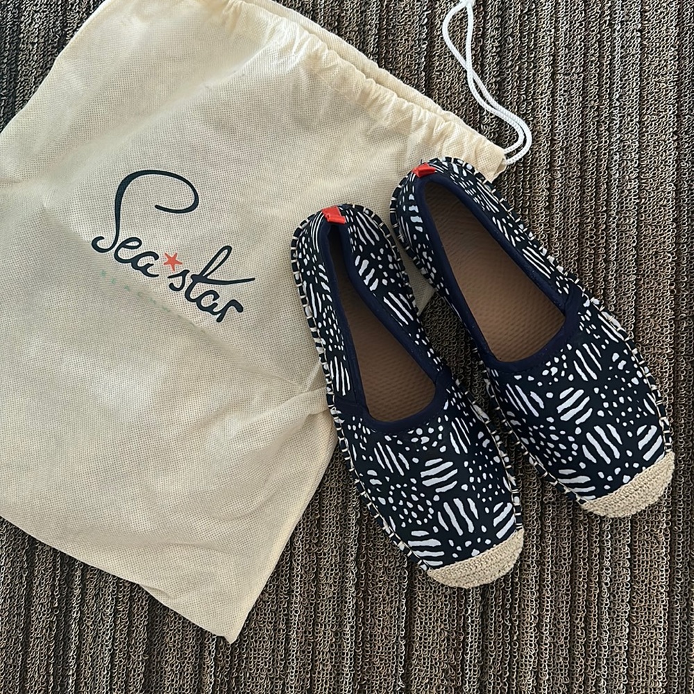 Seastar beach water sandals navy and white US 8 LIKE NEW